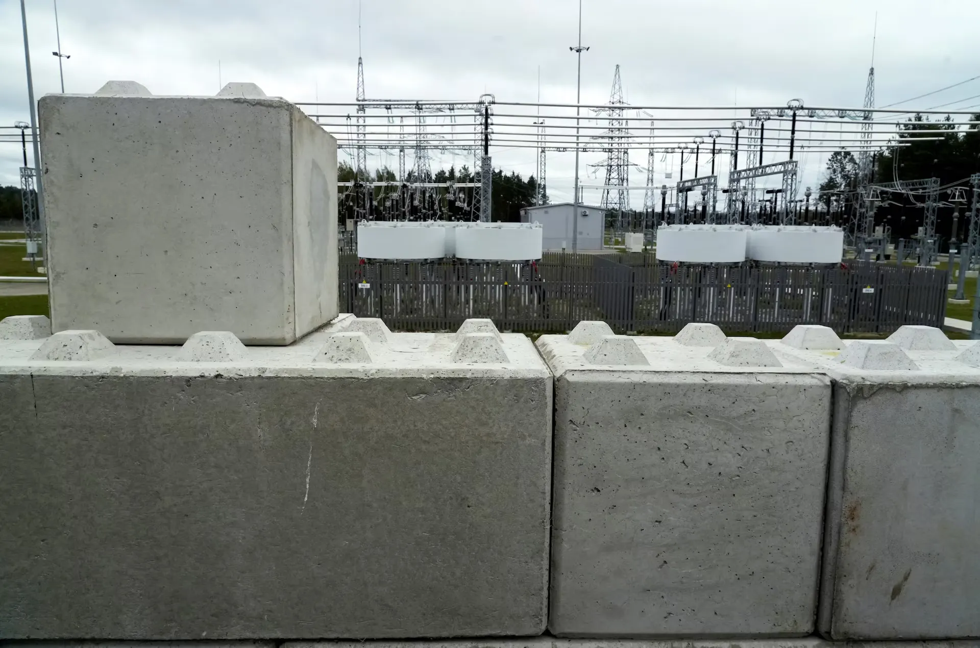 Як НАТО та країни Балтії укріплюють мережі: бункери і протидронові сітки для захисту енергетики